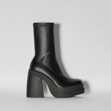 Bershka Boots, Basic Closet, Most Popular Shoes, Popular Shoes, Fancy Shoes, Intj, Chunky Boots, Shoes Womens, Shoes Shoes