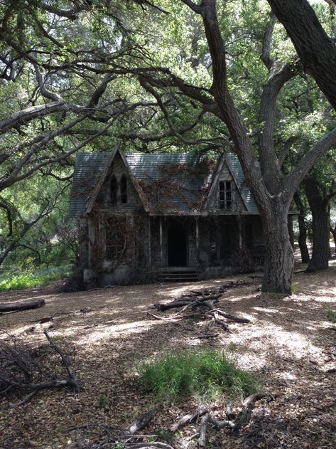 GF and I Stumbled Across A Horror Movie Set on our Local Native American Museum Grounds - post - Imgur Abandoned Mansion For Sale, Baba Jaga, Vintage Homes, Derelict Buildings, Cozy Cottages, Creepy Houses, Old Abandoned Houses, Abandoned House, Abandoned Mansions