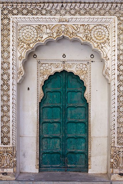 architectural detail - Jodphur, India Dekorasi Maroko, بيوت ملكية, Green Doors, When One Door Closes, Cool Doors, Indian Architecture, Moroccan Decor, Old Doors, Unique Doors