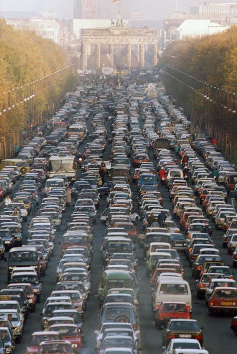 Traffic Jam near the Brandenburg Gate as thousands of East Germans move into West Berlin on the first Saturday after the fall of the Berlin Wall. November 1989 [736 × 1099] Berlin Wall Fall, Berlin 1945, Vintage Foto's, The Berlin Wall, Rare Historical Photos, Brandenburg Gate, West Berlin, Historia Universal, Traffic Jam