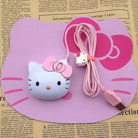 ♡ 1 Set includes：Mouse + Mouse Pad+ USB Cable*Pls kindly note that the cable line is not pink, it is now white ♡ Mouse Dimension: 11.81 x 5.76 x 3.88cm ♡ Material: ABS ♡ Handling Time before Shipping: 7 business days Hello Kitty School, Hello Kitty Bedroom, Gamer Boys, Capas Samsung, Hello Kitty Merchandise, Walpaper Hello Kitty, Healing Room, White Mouse, Hello Kitty Rooms