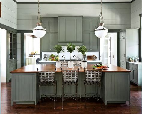 Best Paint For Kitchen, Sage Green Kitchen, Painted Kitchen Cabinets Colors, Green Kitchen Cabinets, Cottage Kitchens, Kitchen Paint Colors, Green Cabinets, Kitchen Design Trends, Kitchen Cabinet Colors