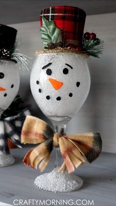 Snowman Art Project, Snowman Art, Diy Christmas Ornaments Easy, Wine Glass Crafts, Glass Craft, Christmas Crafts To Make, Craft Christmas, Fun Christmas Crafts, Outfit Christmas