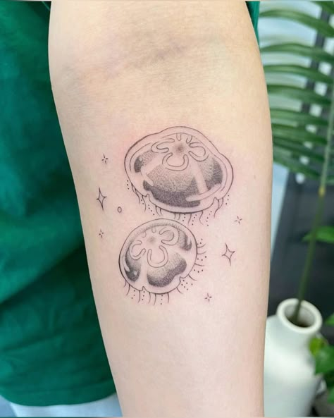 Jellyfish tattoo #tattoo #art #jellyfish #tattooed Moon Jelly Tattoo, Ponyo Jellyfish Tattoo, Cute Jellyfish Tattoo, Moon Jellyfish Tattoo, Small Jellyfish Tattoo, Squirtle Tattoo, Trend Tattoos, Doodle Tattoos, Tattoo Jellyfish