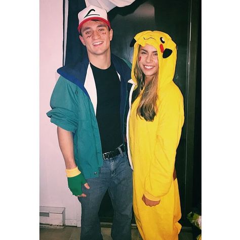 Ash & Pikachu Halloween Couples Costumes, Easy Couples Costumes, Pikachu Costume, Meme Costume, Halloween Costumes Diy Couples, Funny Couple Costumes, Couples Halloween Costumes, Funny Disney Shirts, Costumes For Couples