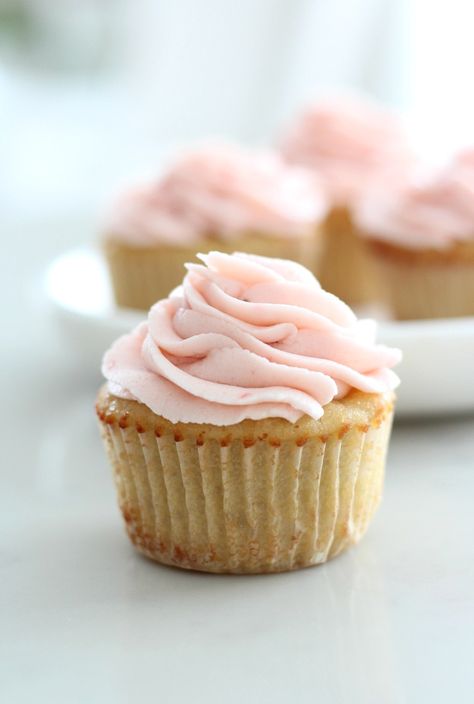 These almond cupcakes with fresh strawberry buttercream are deliciously moist and gluten-free. Perfect dessert for any occasion! Gluten Free Cupcakes - Almond Flour Cupcakes - Strawberry Almond Cupcakes Almond Flour Cupcakes, Almond Cupcakes, Strawberry Icing, Fresh Strawberry Recipes, Strawberry Almond, Gluten Free Cupcakes, Strawberry Buttercream, Almond Flour Recipes, Best Gluten Free Recipes