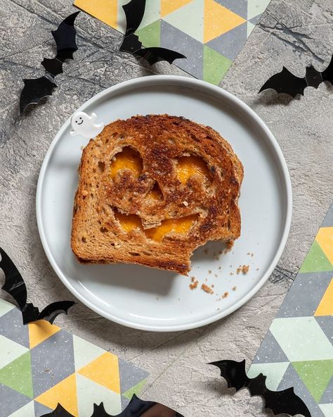 Halloween Food Sandwiches, Jack O Lantern Grilled Cheese, Pumpkin Grilled Cheese, Halloween Grilled Cheese, Fall Hangout, Halloween Sandwich, Baked Grilled Cheese, Halloween Sandwiches, Halloween Eggs