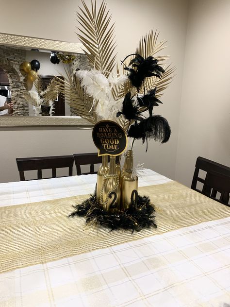 Gatsby Table Centerpieces, Black And Gold Feather Centerpieces, Mascarade Party Centerpieces, Great Gatsby Centerpiece Ideas, Masquerade Table Centerpieces, Gatsby Party Centerpieces, Harlem Nights Theme Party Decorations, Great Gatsby Party Decorations Diy, 1920s Centerpieces