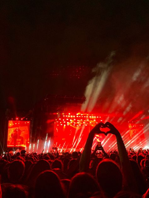 Louis Concert Aesthetic, Louis Tomlinson Concert Crowd, One Direction Concert Aesthetic, Louis Tomlinson Concert Aesthetic, Lp Concert, Louis Tomlinson Concert, Louis Core, Concert Crowd, One Direction Concert