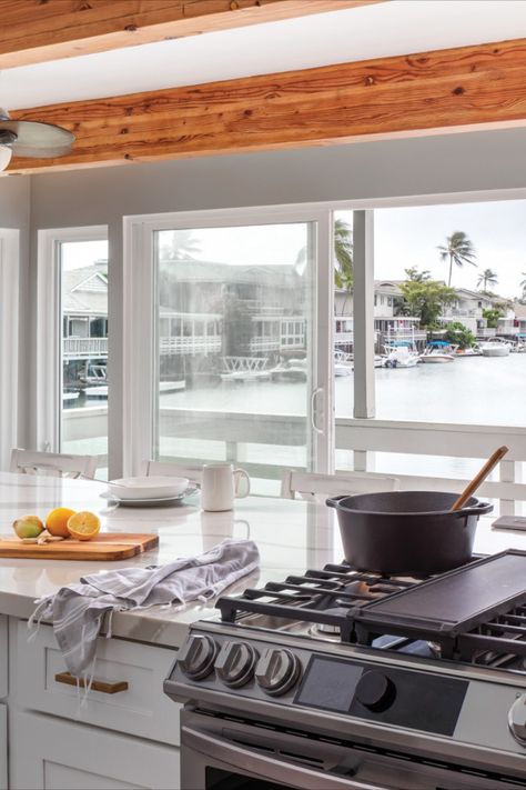 TV host Kanoe Gibson combined her two upbringings — in Hawaii and Missouri — into her Hawaii Kai kitchen. #AllThingsNew #Hawaii #HawaiiKai #HINow #Home #KanoeGibson #Kitchen #KitchenRenovation Hawaii Farmhouse, Traditional Hawaiian House, Hawaii House Hawaiian Homes, Apartment In Hawaii, Hawaii Private Beach House, Lanai Hawaii, Hawaiian Homes, Hawaii Homes, Tv Host