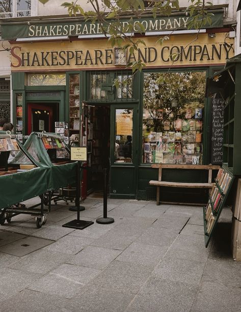 Shakespeare And Co Bookstore Paris, Shakespeare Theatre Aesthetic, Shakespeare And Company Aesthetic, Shakespeare Books Aesthetic, Shakespearean Aesthetic, Storyteller Aesthetic, Shakespeare And Hathaway, Aesthetic Shakespeare, Refreshing Pictures