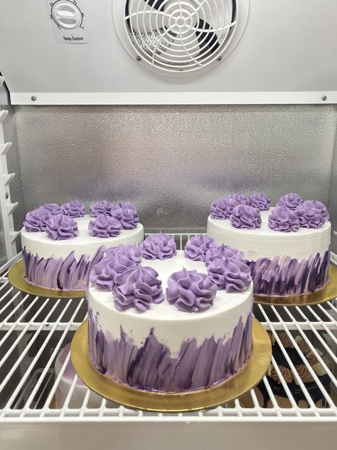 Pretty Ube 😍 - Carren’s Cakes & Pastries Ube Cake Design Ideas, Small Purple Cake, Ube Cake Design, Lilac Cake Ideas, Bento Cake Simple, Mini Cake Designs, Ube Dessert Recipe, Lilac Cake, Simple Cake Design