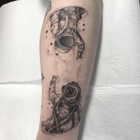 Astronaut Diver Tattoo, Space Man Tattoo, Astronaut And Diver, Moody Tattoo, Spaceman Tattoo, Diver Tattoo, Astronomy Tattoo, Tiger Tattoo Sleeve, Astronaut Tattoo