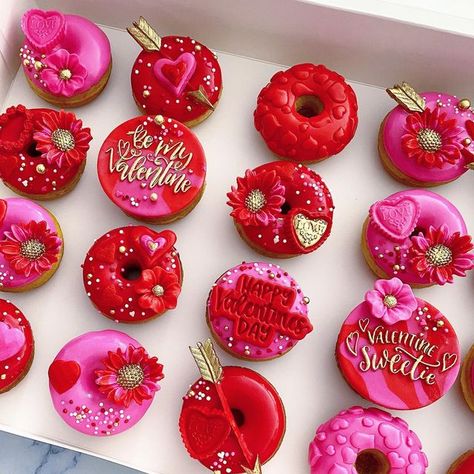 Nana Sprinkles Bakeshop on Instagram: "Valentine’s minidonuts in classic pink and red. It’s the only time I enjoy that combo of colours for some reason…..love it for Valentine’s Day only. Am I the only one??? #valentinesgift #valentineday #valentines #bemine #bemyvalentine #valentinetreats #valentinestreats #valentinegift #valentinegiftideas #yummydonuts #bakeddonuts #cakedonuts #homemadedonuts #tooprettytoeat #donuts #valentinedonuts #londonont #ldnont #londonontario #bakingfun #valentinesba Valentines Day Doughnut, Valentine’s Day Donut Ideas, Donut Valentine Ideas, Valentines Mini Donuts Ideas, Mini Donuts Valentines Day, Valentine Donut Ideas, Valentines Donut, Donut Valentine, Valentines Cakes And Cupcakes