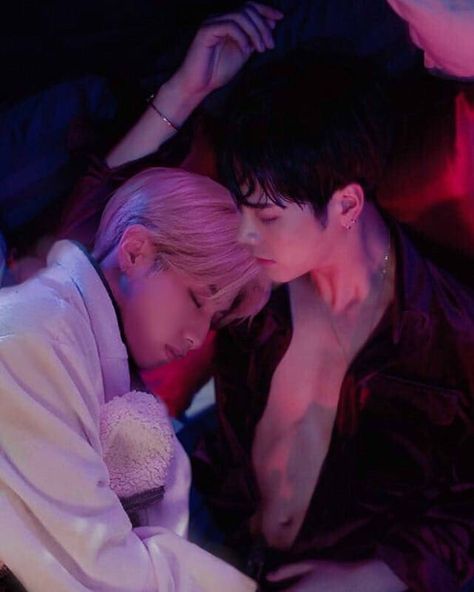 TO WHOEVER MADE THIS GOD BLESS YOU 💦😳 I NEED TO CHOKE BRB… Mark And Jackson, Markson Got7, Play Games, God Bless You, His Hands, Got7, Games To Play, You And I, Couple Photos