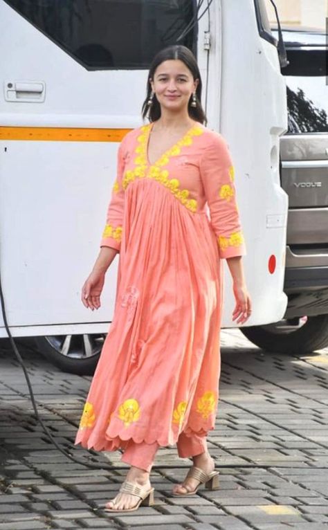 Aliya Bhatt Dresses, Zara Looks, Stylish Kurtis Design, Kurti Style, Simple Frocks, Satin Fashion, Latest Dress Design, Desi Fashion Casual, Casual Indian Fashion