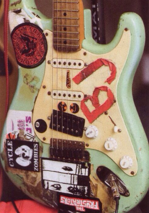 The most amazing guitar in the world: Billie Joe Armstrong's "Blue" Scream Street, Amen Break, Billy Joe Armstrong, Punk Songs, Famous Guitars, All The Bright Places, Angus Young, Joe Armstrong, Cool Electric Guitars