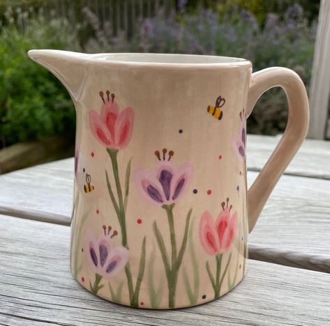 Clay Jug Painting, Milk Jug Painting Ideas, Underglaze Painted Pottery, Pottery Painting Milk Jug, Modern Pottery Painting, Ceramic Teapot Painting Ideas, Jug Pottery Painting Ideas, Pottery Painting Flowers Easy, Tulip Pottery Painting