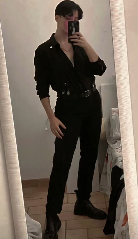 All Black Outfit Nonbinary, Masculine Club Outfits For Women, Masculine Club Outfits, Lesbian Club Outfit, Female Masculine Outfits, Taylor Hebert, Lesbian Outfits Tomboys, Sapphic Style, Lesbians In Suits