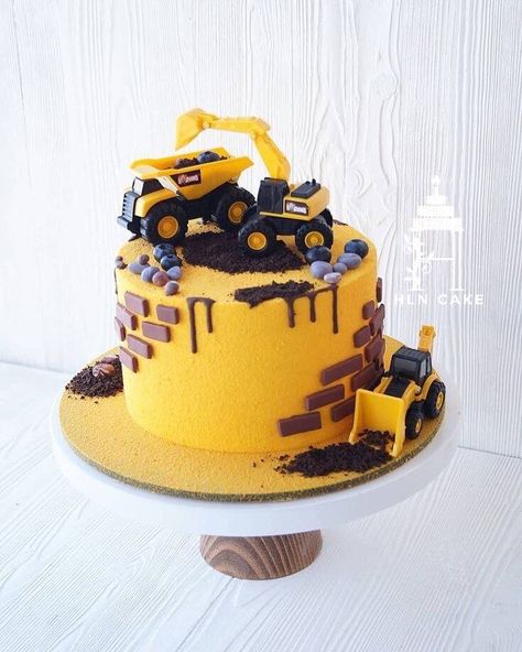 Bager Cake For Boy, Construction Cake For Boys, Trucks Birthday Cake, Construction Smash Cake, Construction Birthday Party Cake, Construction Truck Cake, Truck Cake Ideas, Construction Birthday Party Cakes, Digger Birthday Cake