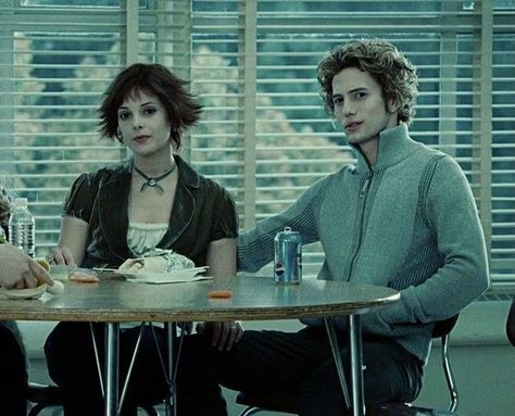 The couple you wanted more of, not Bella and Edward. #twilightsaga #twilight #bookreview #books #readingcommunity #alicexjasper #alicecullen Twilight Alice, Jasper Twilight, Twilight Wallpaper, Twilight Movie Scenes, Twilight Videos, Alice Twilight, Alice And Jasper, Twilight Jokes, Twilight Scenes