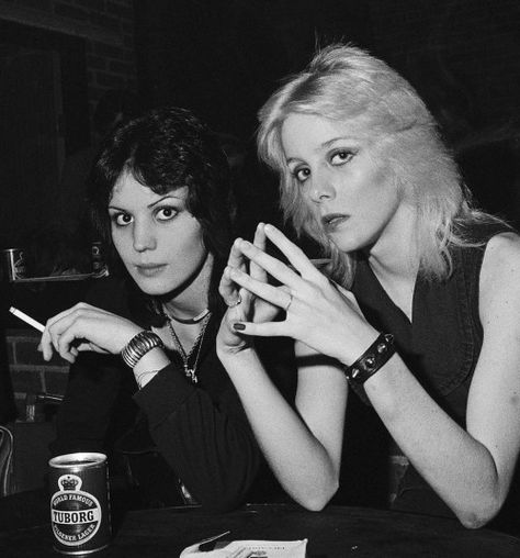 “Joan Jett and Cherie Currie chilling out backstage with a beer and a smoke after their gig at the Roundhouse”, 1977. Photo by Steve Emberton, Joan Jett And Cherie Currie, Sandy West, Cherie Currie, 70s Punk, Best Guitar Players, Lita Ford, Women Of Rock, We Will Rock You, Musica Rock