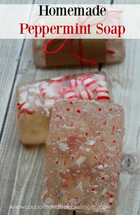 Homemade Peppermint Soap - 3 simple ingredients! Gorgeous DIY bath product! These soap bars make great handmade Christmas gifts. See the simple recipe here! Christmas Soap Diy, Glycerin Soap Diy, Homemade Scrubs, Christmas Soaps, Glycerin Soap Base, Peppermint Soap, Christmas Soap, Homemade Christmas Decorations, Face Products