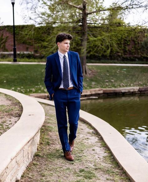 Senior Pictures Suit, Guy Senior Pictures Poses Suit, Fashion Suits For Men, Groomsmen Attire, Graduation Pictures, Suit Fashion, Business Man, Suit And Tie, Senior Pictures