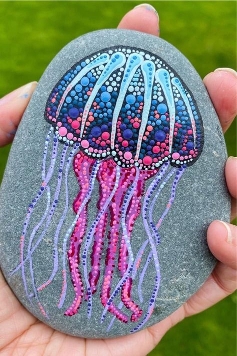 Summer Painted Rocks, Diy Rock Art, Mandala Painted Rocks, Painted Rock Animals, Mandala Rock Art, Stone Art Painting, Flowers Painted, Painted Rocks Craft, Painted Rocks Diy