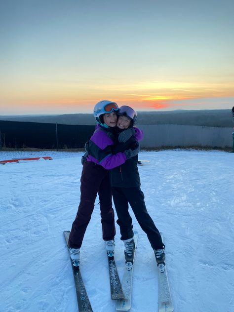 #ski #roomies #skiingoutfit #besties Ski Best Friends, Ski Bestie Pics, Ski Pics With Friends, Cute Ski Photos, What To Pack For Ski Trip Women, Ski Poses Photo Ideas, Cute Skiing Pics, Skiing Photo Ideas, Ski Pictures With Friends