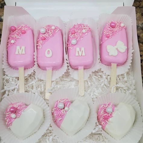 Www.sweetsbynatia.com Mothers Day Treat Boxes Strawberries, Mother’s Day Dessert Gift, Mother’s Day Cake Pops, Mothers Day Cakesicles, Mother’s Day Treats, Mother’s Day Desserts, Mothers Day Treats, Pig Cake Pops, Elegant Cake Pops