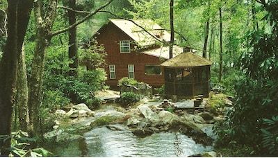 Waterfall Vacation, North Carolina Mountains Cabins, Waterfall Home, North Carolina Vacation, North Carolina Cabins, Franklin Nc, North Carolina Vacations, Highlands Nc, Carolina Mountains