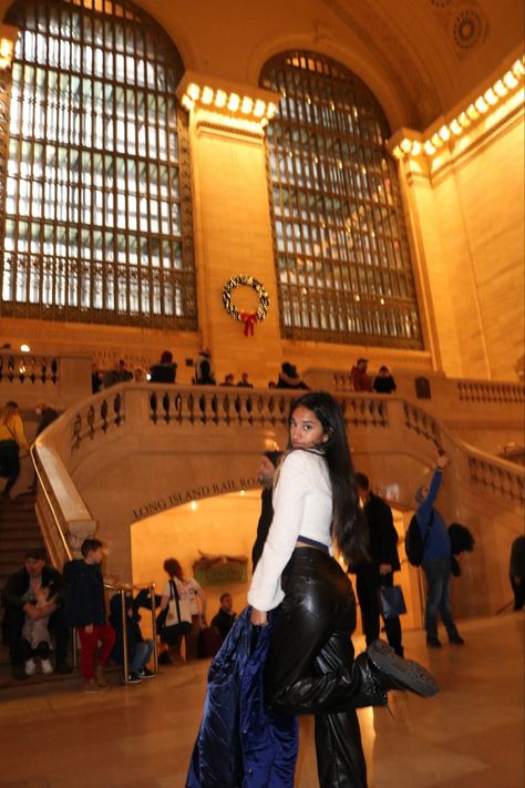 Grand Central Station New York Photoshoot, Grand Central Station Photoshoot, New York Poses, Paris Poses, Grand Central Station New York, Central Station New York, Cottagecore Party, New York Photo Ideas, Nyc Pictures