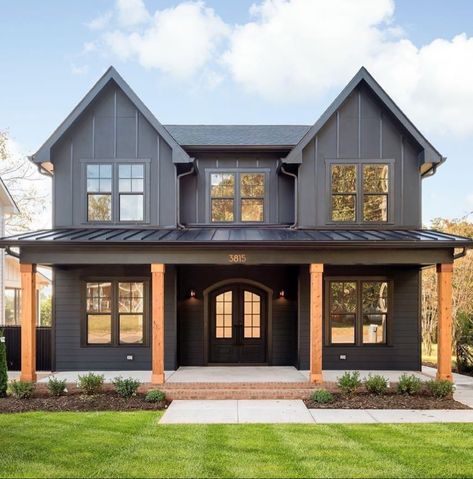 Dark Modern Farmhouse Exterior, Black Farmhouse Exterior, Renovation Facade, Modern Farmhouse Porch, Black Houses, Farmhouse Front Porches, Farmhouse Front, Modern Farmhouse Exterior, Front Porches