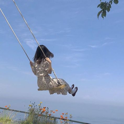 Girl Swinging, Fotografi Vintage, Korean Aesthetic, Cottagecore Aesthetic, + Core + Aesthetic, Nature Aesthetic, Blue Aesthetic, Hippie Style, Aesthetic Photo