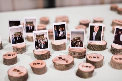 Polaroid Wedding Favors, Photo Frame Wedding Favor, Polaroid Holder, Polaroid Wedding, Wedding Photo Display, Guest Favors, Wedding Roles, Colorful Invitations, Romantic Bouquet