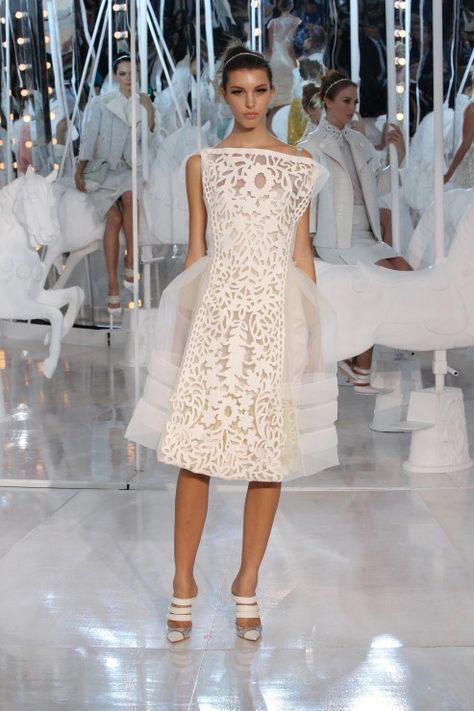 Louis Vuitton lace. Cathedral Fashion, Laser Cut Fashion, Laser Cut Fabric, Laser Cut Dress, Paper Fashion, Cut Clothes, Clothing Details, Favorite Pins, Fashion Week Spring