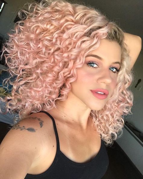 Pink Curly Hair, Curly Hair Color Ideas, Curly Hair Color, Hollywood Curls, Curly Styles, Dyed Curly Hair, Natural Curly Hair Cuts, Curly Hair Photos, Curly Haircuts