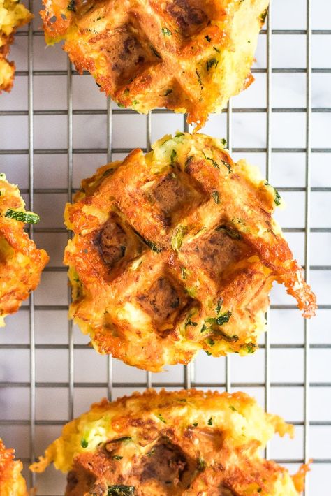 Shredded Zucchini Recipes, Green Waffles, Cheddar Waffles, Broccoli Cheddar Bites, Zucchini Waffles, Waffle Ideas, Zucchini Cheddar, Zucchini Breakfast, Mini Waffles