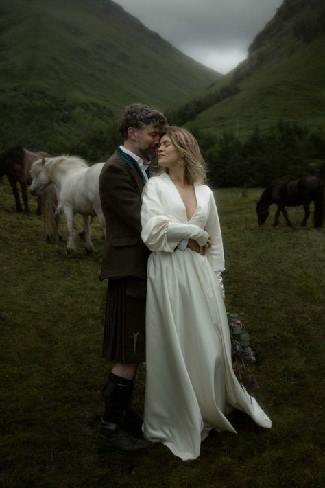 How To Elope In Scotland - Ultimate 2024 Elopement Guide Scottish Highland Elopement, Edinburgh Scotland Elopement, Scotland Destination Wedding, Ireland Elopement Photography, Elope Scotland, Irish Elopement, Scotland Photos, Ireland Elopement, Elopement Guide