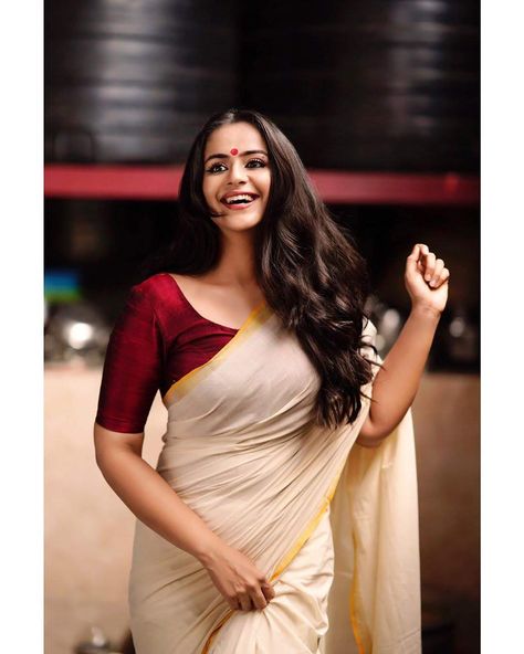 Blouse For Kerala Set Saree, Kerala Set Saree Looks, Set Sari Kerala, Kerala Onam Saree Blouse Designs, Blouse Designs Latest For Set Saree, Onam Saree Blouse Ideas Latest, Kerala Saree Ideas, Blouse Designs For Onam Saree, Kerala Set Saree Blouse Designs Latest