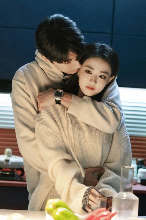 Love Scenery Drama, Love Scenery Chinese Drama, Profile Picture Cartoon, Hug Pose, Chinese Couple, He Cheated, Hug From Behind, Picture Cartoon, Couple Poses Reference