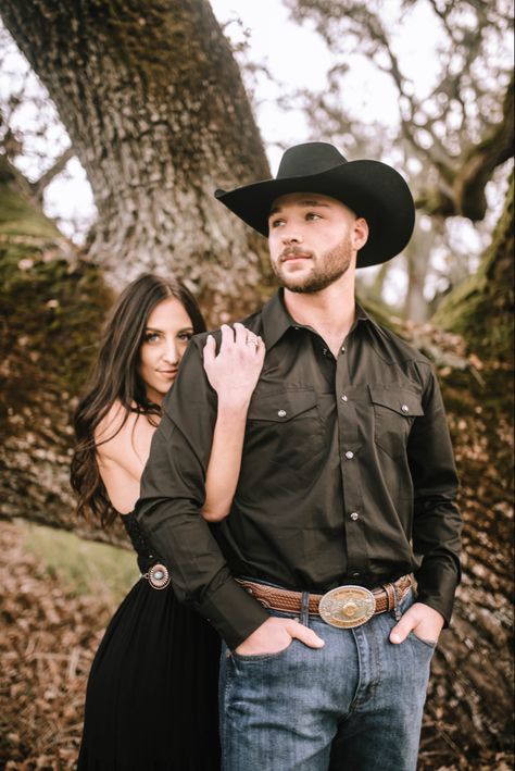 Black Western Engagement Photos, Couples Fall Photoshoot Outfits Western, Formal Dress Engagement Photos, Engagement Photo Poses With Cowboy Hat, Country Style Photoshoot Ideas Couple, Couple Poses With Cowboy Hat, Western Couples Pictures, Western Theme Engagement Pictures, Cowboy Hat Couple Pictures