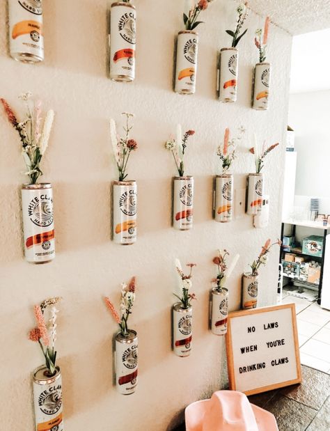 White Claw Can Wall Flowers, Alcohol Bedroom Decor, College Apartment Bedroom Neutral, College Party Room Ideas, College Apartment Decor Aesthetic, College Apartment Rugs, Cute House Themes, Cute College Apartment Ideas Bathroom, Cute College Room Ideas