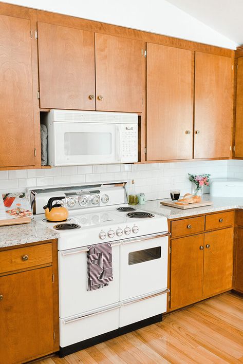 Budget Friendly Mid Century Kitchen Makeover | dreamgreendiy.com Mid Century Kitchen Cabinets, Mid Century Cabinets, Modern Mid Century Kitchen, Mid Century Kitchen Remodel, 1960s Kitchen, Modern Kitchen Remodel, Decor Ikea, Mid Century Modern Kitchen, New Kitchen Cabinets