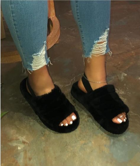 Fluffy Shoes, Ugg Sandals, Shoes Outfit Fashion, Summer Slippers, Chic Shoes, Ugg Slippers, Flip Flop Slippers, Cute Sandals, Slides Shoes