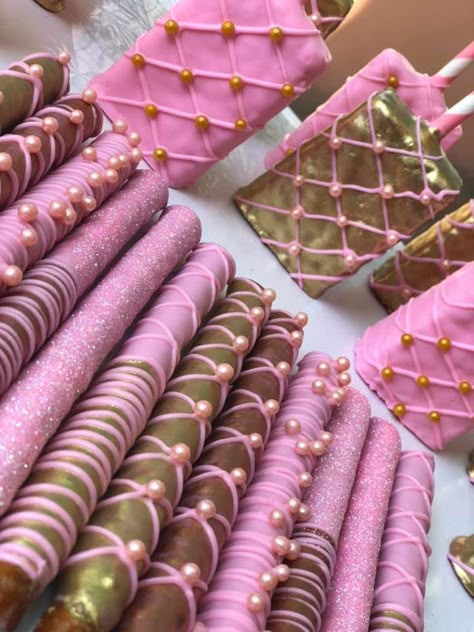 Rose Gold Desserts, Valentine's Pretzels, Pretzel Ideas, Pink Party Foods, Diy Dessert Table, Treat Making, Chocolate Covered Desserts, Pink Snacks, Pink Treats