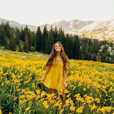 18th Photoshoot, Birthday Dogs, Best Casual Outfits, Tumblr Photography, Ideas Birthday, Yellow Aesthetic, Photo Outfit, Photoshoot Outfits, Summer Photos