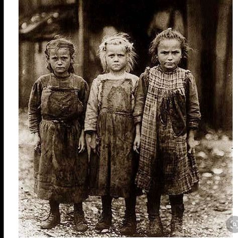 debora l on Instagram: “Oyster shuckers in Port Royal, South Carolina. 1912. 6 to 10 years old before child labor laws were created. The South has a history that's…” Lewis Wickes Hine, Child Worker, Lewis Hine, Vintage Foto's, Foto Transfer, Port Royal, Photo Vintage, Interesting History, Minsk