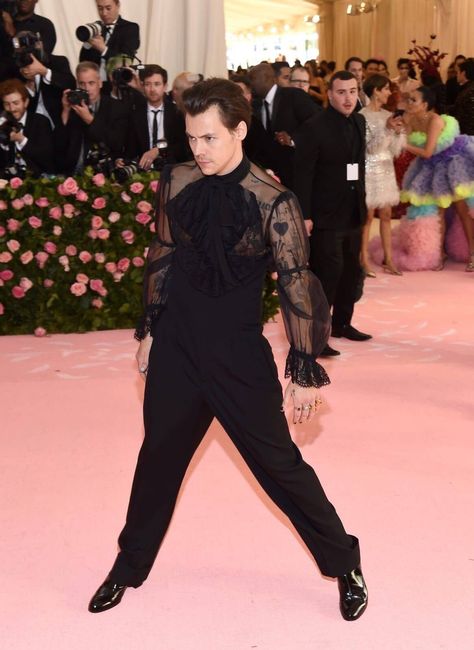 Harry styles met gala Harry Styles Met Gala, Harry Styles Gif, Met Gala Outfits, Harry Styles Outfit, Met Gala Dresses, Harry Styles Funny, Gala Outfit, Harry Styles Imagines, Harry Styles Cute